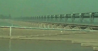 High-level floods hit Khanki and Qadirabad areas on Chenab River