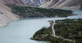 Experts term next 24 hours crucial for Attabad Lake