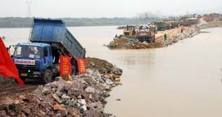 Landslide claims 400 lives in China