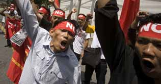 Anti-government protestors descend on Bangkok