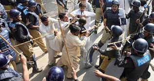 Kahirpur: One prisoner dies, 10 hurt in clash with police