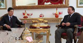 Miliband telephones Sharif to discuss deadlock over constitutional reforms 