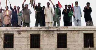 Peshawar: Two cops including six injured in jail clash