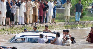 Minchinabad: Car of a wedding fleet falls in canal, 8 killed