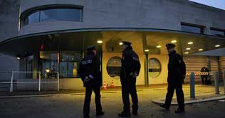 Greece suspends foreign airmail service after attacks 