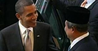  Indonesia: Obama, Michelle visit Istaqlal Mosque 