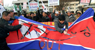 S. Korean army personnel protest against government