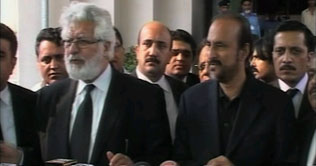 Babar Awan calls on SC Bar President, gives Rs. 1 million cheque