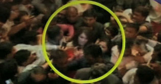 Bipasha Basu gets injured by an eager fan