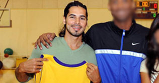 Dino desires to play basketball with Barack Obama