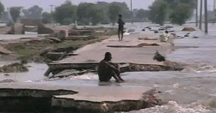 Thousands more flee flood in Dadu