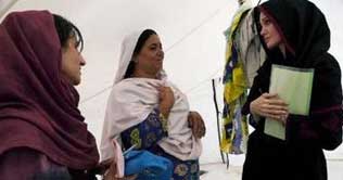 Angelina calls for more aid for flood-hit Pakistan