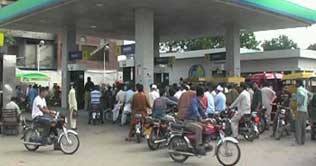 Commuters in trouble as petrol shortage worsens in Punjab