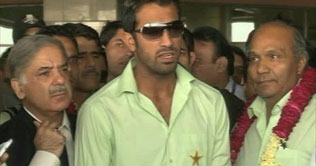 Lahore: Shahbaz greets cricket team at airport 