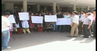 Sindh, Balochistan young doctors warn to go on strike