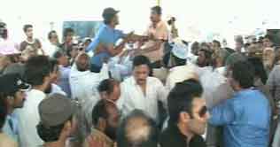 Karachi: Clash erupts in two groups during protest against extortionists