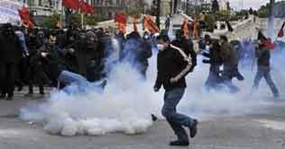  Greek: Workers clash with police over job cuts