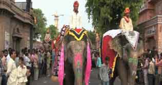 Locals, tourists celebrate Hindu festival in India