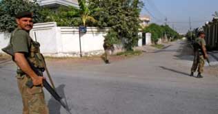 Four, including policeman, shot dead in Peshawar 