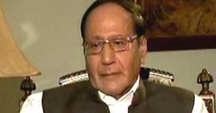 Shujaat tells politicians to think about country