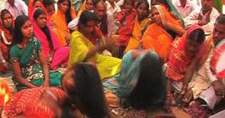 Devotees throng Hindu temple to celebrate ghost fair in India