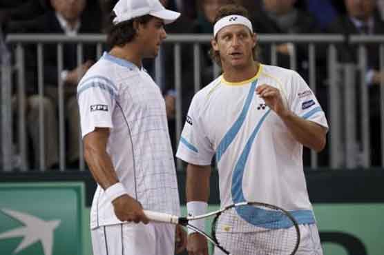 Argentina wins Davis Cup doubles to stay alive
