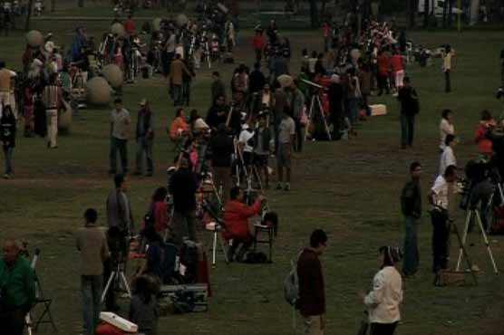  Stargazers look up in Mexico for world record