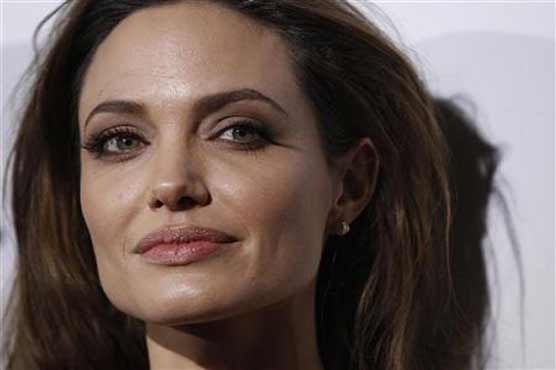 Jolie quiets Bosnian critics with war film screening