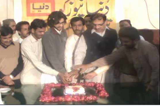 Rojhan: Dost Mazari cuts Dunya TVs birthday cake