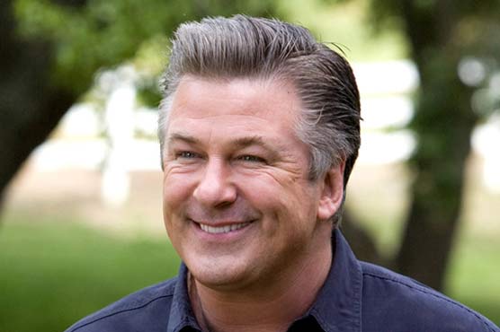 Alec Baldwin mocks airline industry in SNL skit