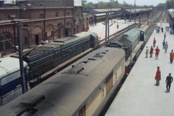 Delay in departure and arrival of trains continues 