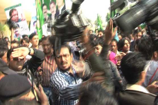 Nawaz arrival in Karachi: PML-N workers manhandle journalists