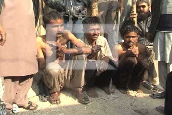 Citizens beat three dacoits