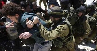 Jerusalem: Palestinian youth scuffle with Israeli police 