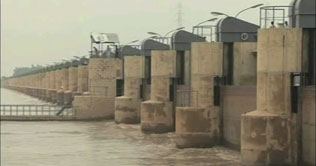Flood in Nowshera; Chenab, Sindh rivers swell