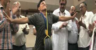 Indian lifts 10 kg in one eye to enter record book