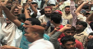 Karachi: Residents protest against power cuts