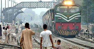 Gojra: Korakaram Express stranded; passengers protest