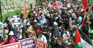 Hundreds march in support of Palestinian state