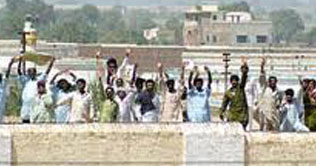 Larkana: Inmates protest continues on 38th day 