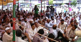 Surplus KESC employees' protest outside Governors House enters 3rd day