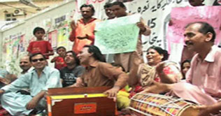 Hyderabad: Folk singers protest against Cultural Dept