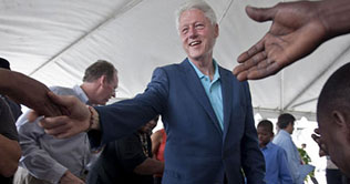 Clinton visits reconstruction work in Haiti 