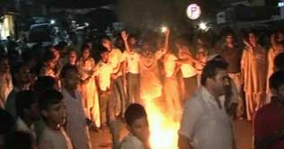 Lahore: Protest against loadshedding in Township 
