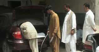 Quetta: Untrained mechanics installing CNG cylinders 