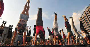 Hundreds perform simultaneous handstands in Taiwan