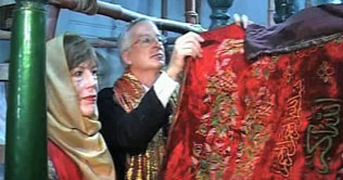 Multan: Munter visits shrine of Hazrat Shah Shams 
