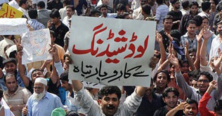 Tandu Allahyar: Citizens protest against loadshedding, attack HESCO office 