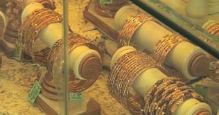 Gold price touches peak in local, global market