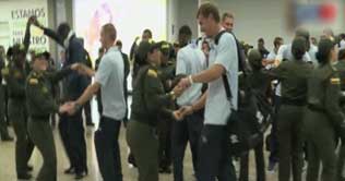 Columbia under 20s football: Dancing police women welcome Englands team 
